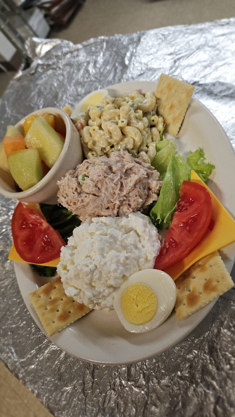 Cold plate with tuna salad and cottage cheese