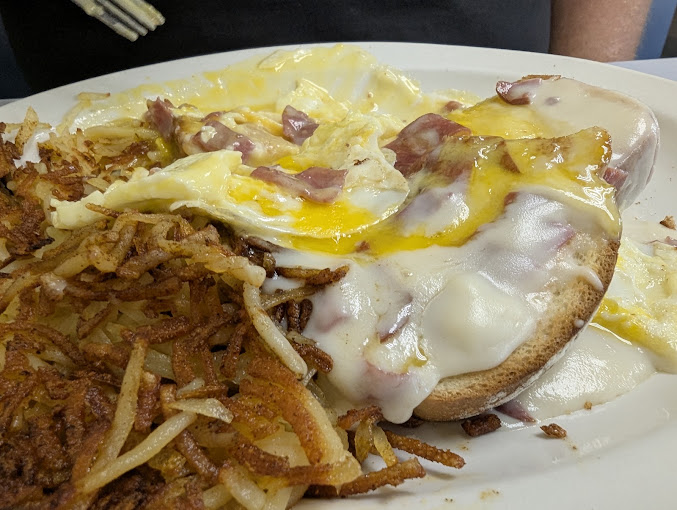 Eggs with ham and hash browns